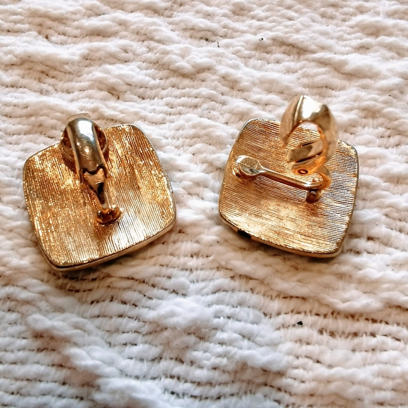 Vintage retro floral clip on earrings jewelry - Picture 3 of 4